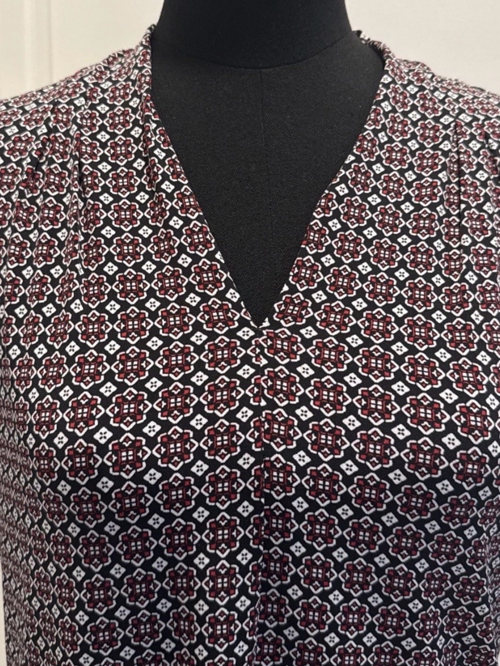 Liz Claiborne Women's Sleeveless Multicolor V-Neck Geometric Print Blouse, Small - Picture 10 of 12